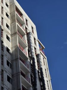 בניין עם שרוול לפינוי פסולת